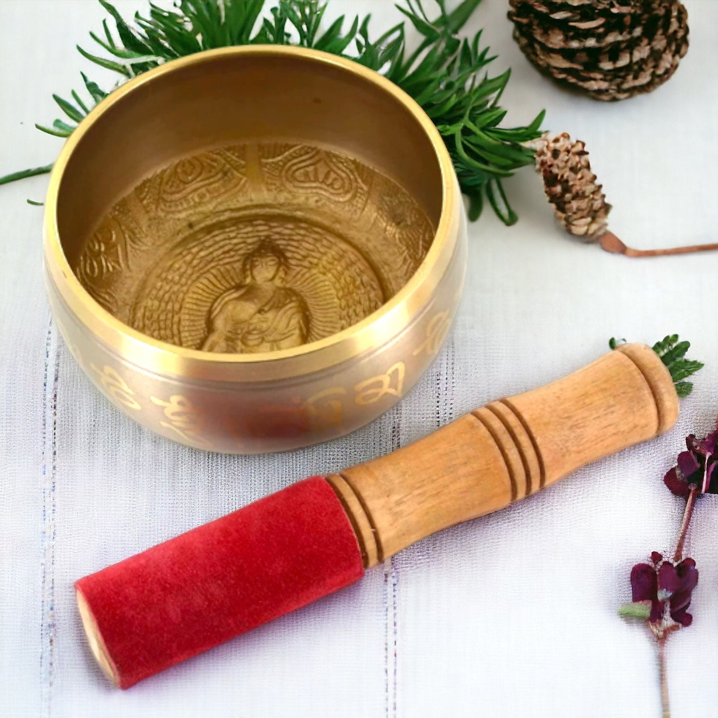 Bol chantant Bouddha en relief | Bol de méditation en métal fabriqué à la main avec percuteur | Instrument de guérison sonore artisanal Décoration zen Cadeau spirituel