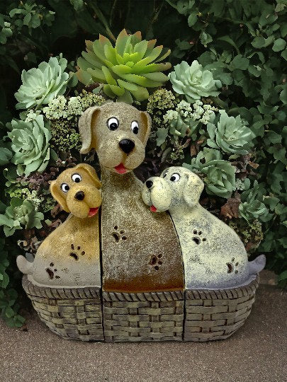 Charmant trio canin dans une figurine de chien en panier, adorable sculpture familiale de décoration animale, objet de collection pour amoureux des animaux, pièce décorative fantaisiste pour la maison