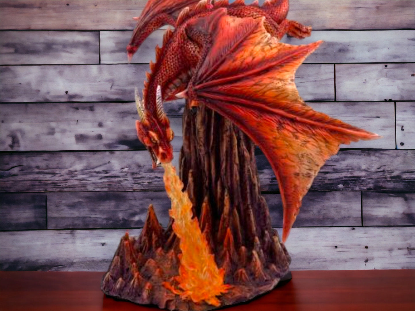 Majestätische feuerspeiende Drachenstatue, Mythische Feuerdrachen-Skulptur, Fantasy-Wohndekor, Sammlertierfigur, legendäre Kreaturenkunst