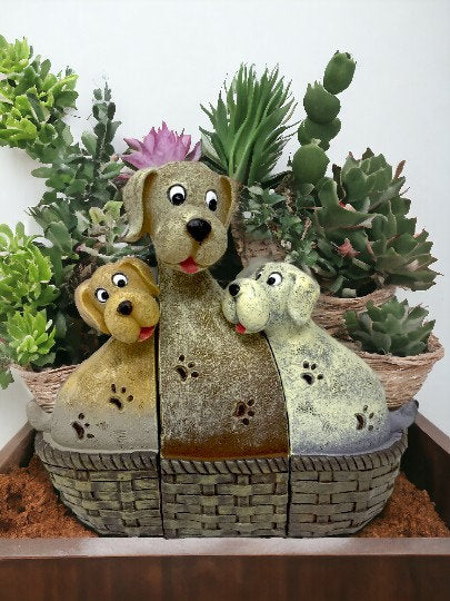 Charmant trio canin dans une figurine de chien en panier, adorable sculpture familiale de décoration animale, objet de collection pour amoureux des animaux, pièce décorative fantaisiste pour la maison