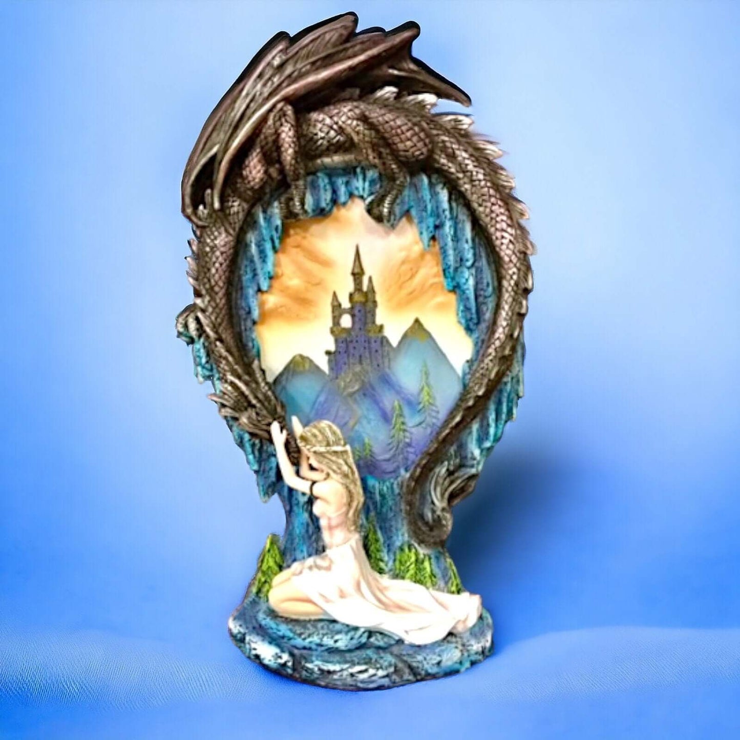 Zauberhafte Drachenwächter- und Jungfrauenfigur, Mystisches Schloss-Diorama-Fantasy-Ornament, Skulptur als Wohndekoration, einzigartiges Fantasy-Kunstwerk