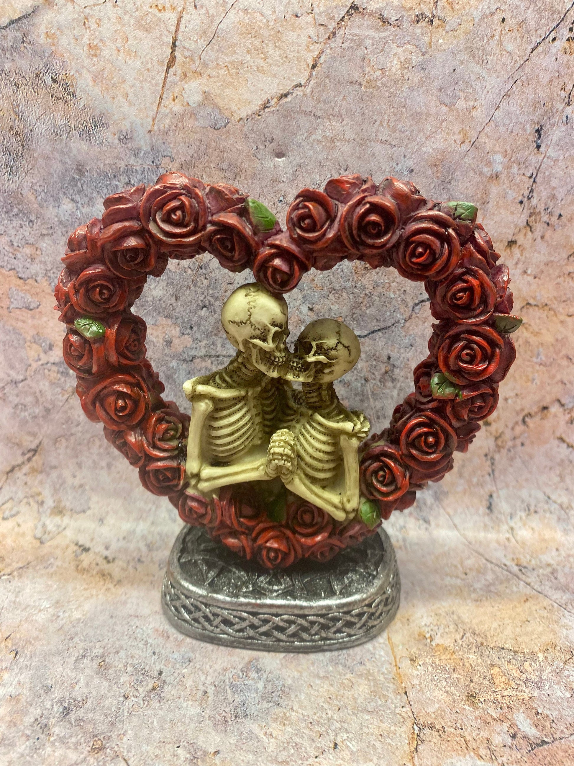 Eternal Love Skeleton Couple in Heart Rose Wreath, Gothic Romantic Figurine, Undying Affection Resin Statue, Love Beyond Life Ornament-Osiris Craftworks