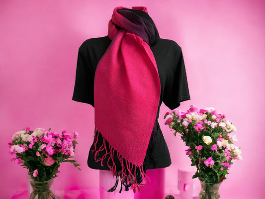 Écharpe en acrylique magenta vibrante - Longue écharpe luxueuse avec franges, châle audacieux, accessoire de mode doux et confortable, essentiel d'hiver élégant