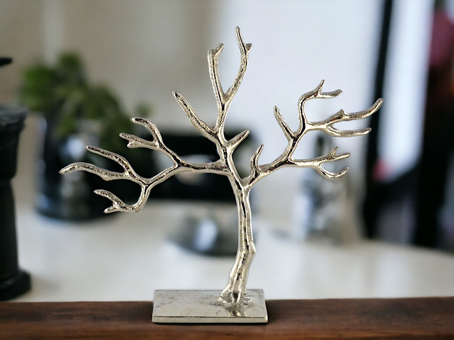 Arbre à bijoux élégant en aluminium argenté, organisateur moderne pour accessoires, support de collier en métal élégant, présentoir chic pour bagues et bracelets