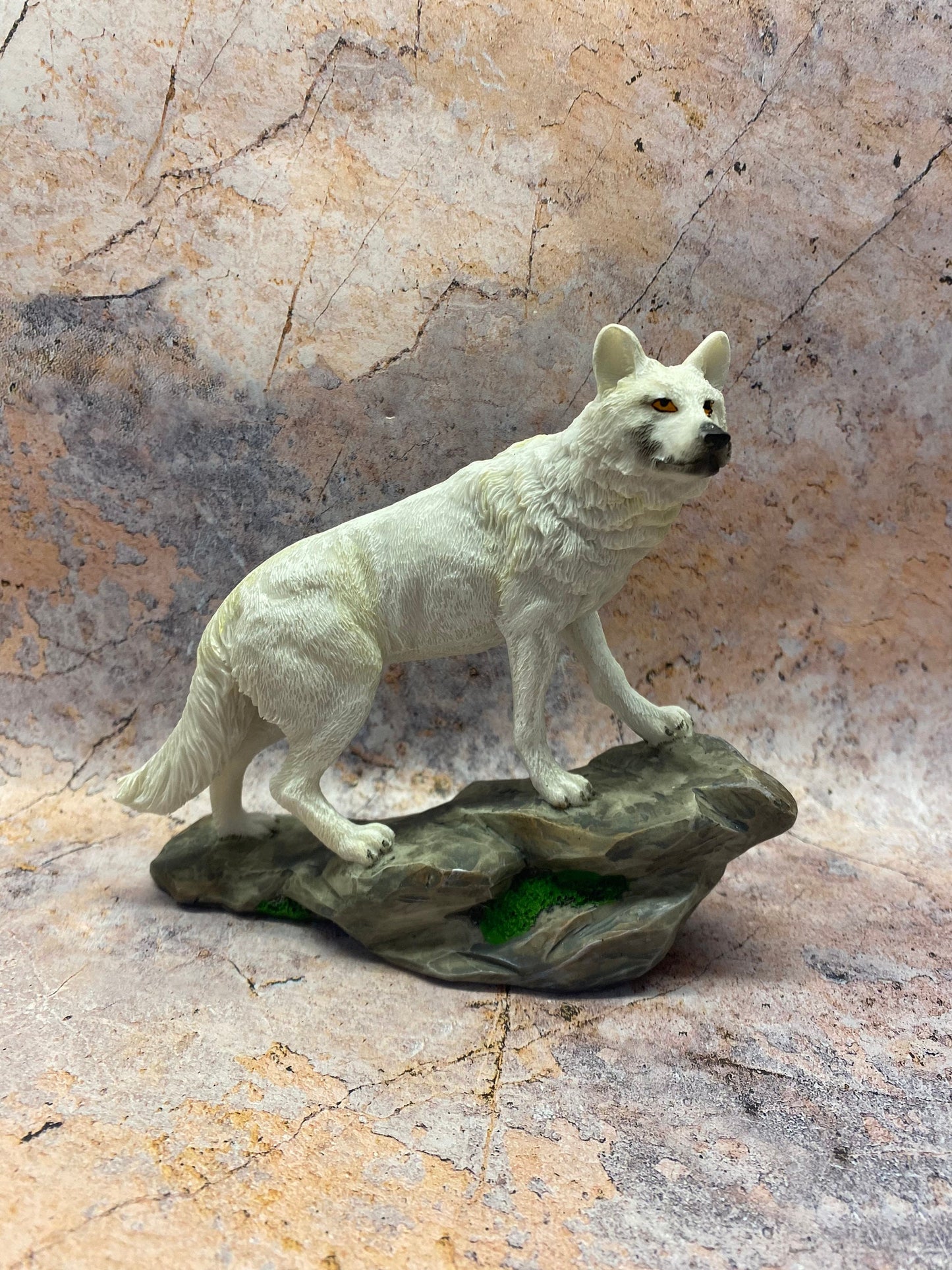 Figurine majestueuse de loup arctique - Sculpture de loup en résine réaliste, objet de collection exquis sur la faune, parfait pour les amoureux de la nature