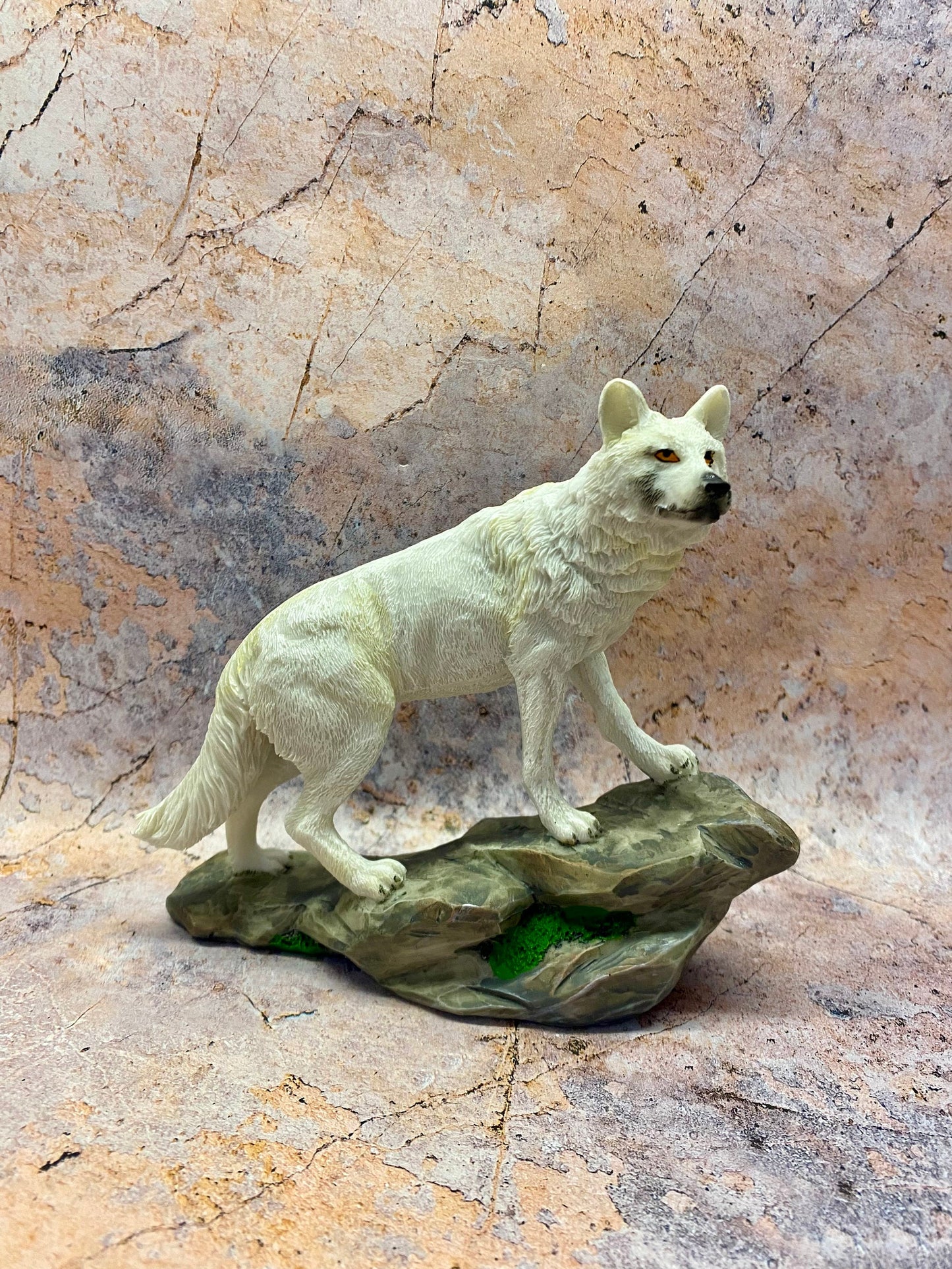 Figurine majestueuse de loup arctique - Sculpture de loup en résine réaliste, objet de collection exquis sur la faune, parfait pour les amoureux de la nature