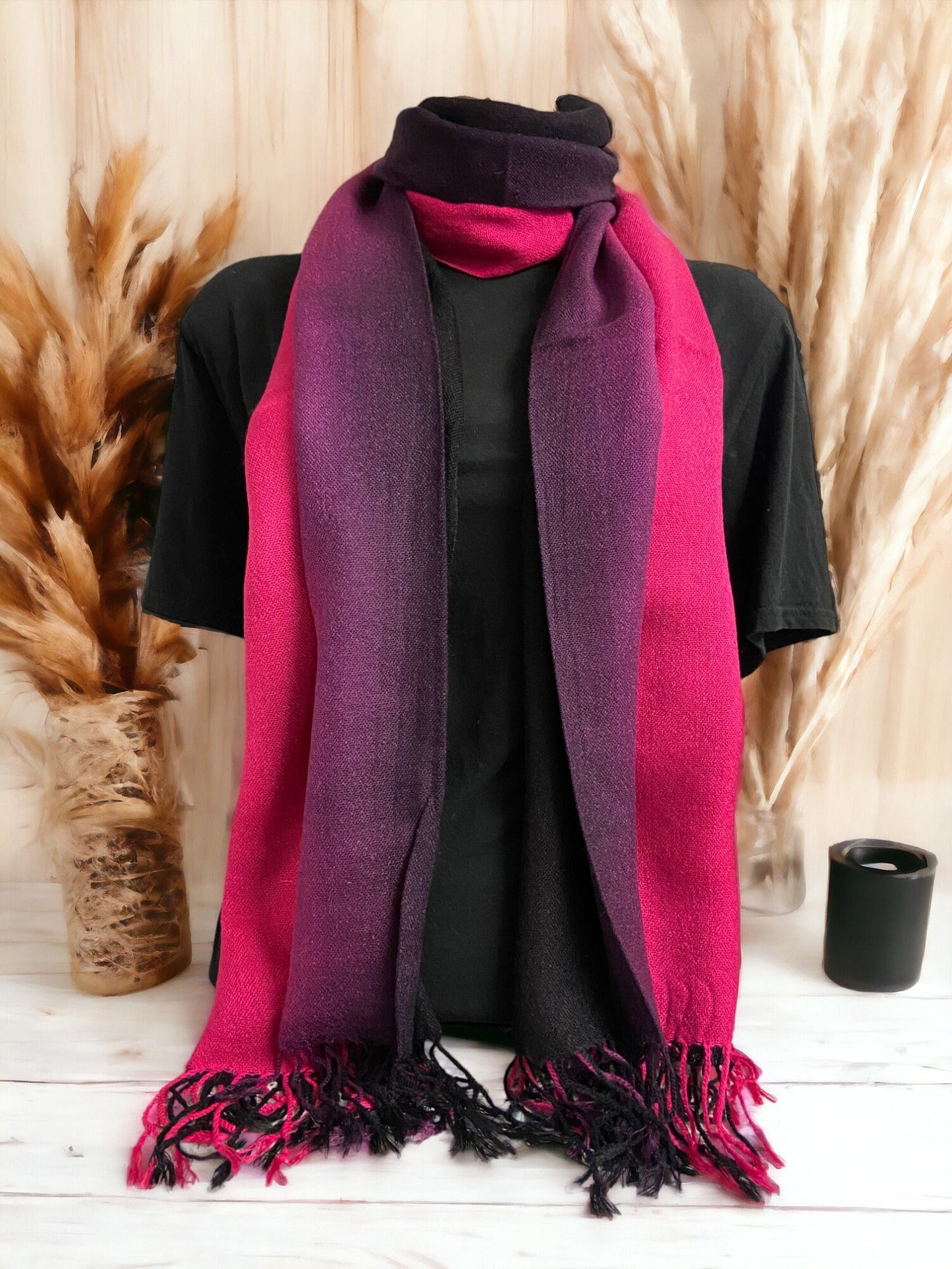 Écharpe en acrylique magenta vibrante - Longue écharpe luxueuse avec franges, châle audacieux, accessoire de mode doux et confortable, essentiel d'hiver élégant