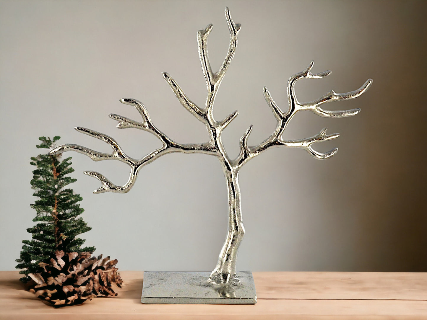 Arbre à bijoux élégant en aluminium argenté, organisateur moderne pour accessoires, support de collier en métal élégant, présentoir chic pour bagues et bracelets