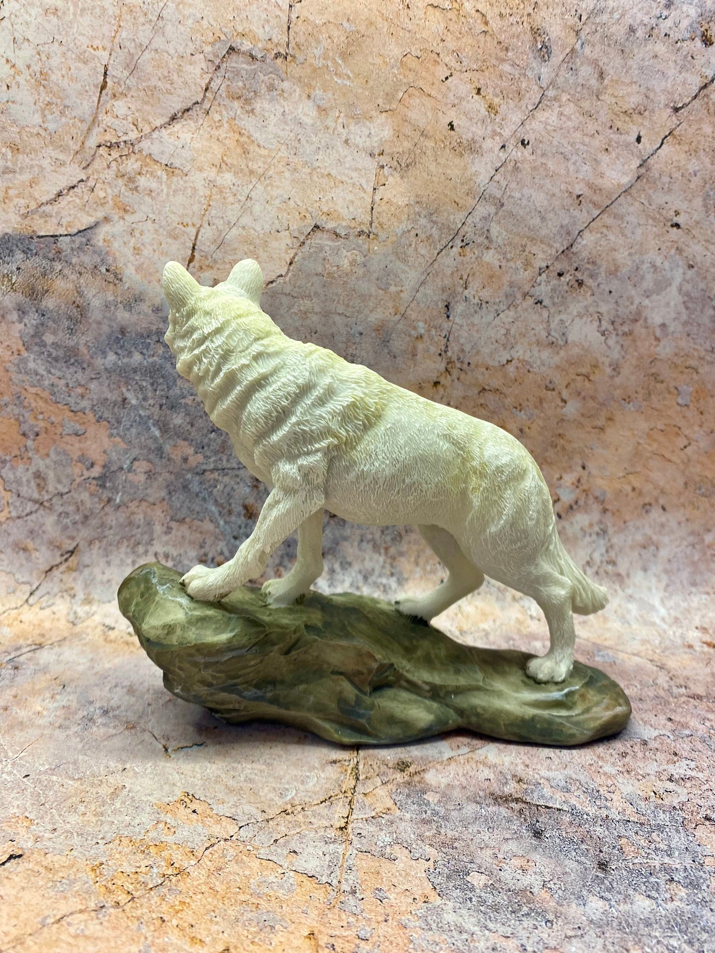 Figurine majestueuse de loup arctique - Sculpture de loup en résine réaliste, objet de collection exquis sur la faune, parfait pour les amoureux de la nature