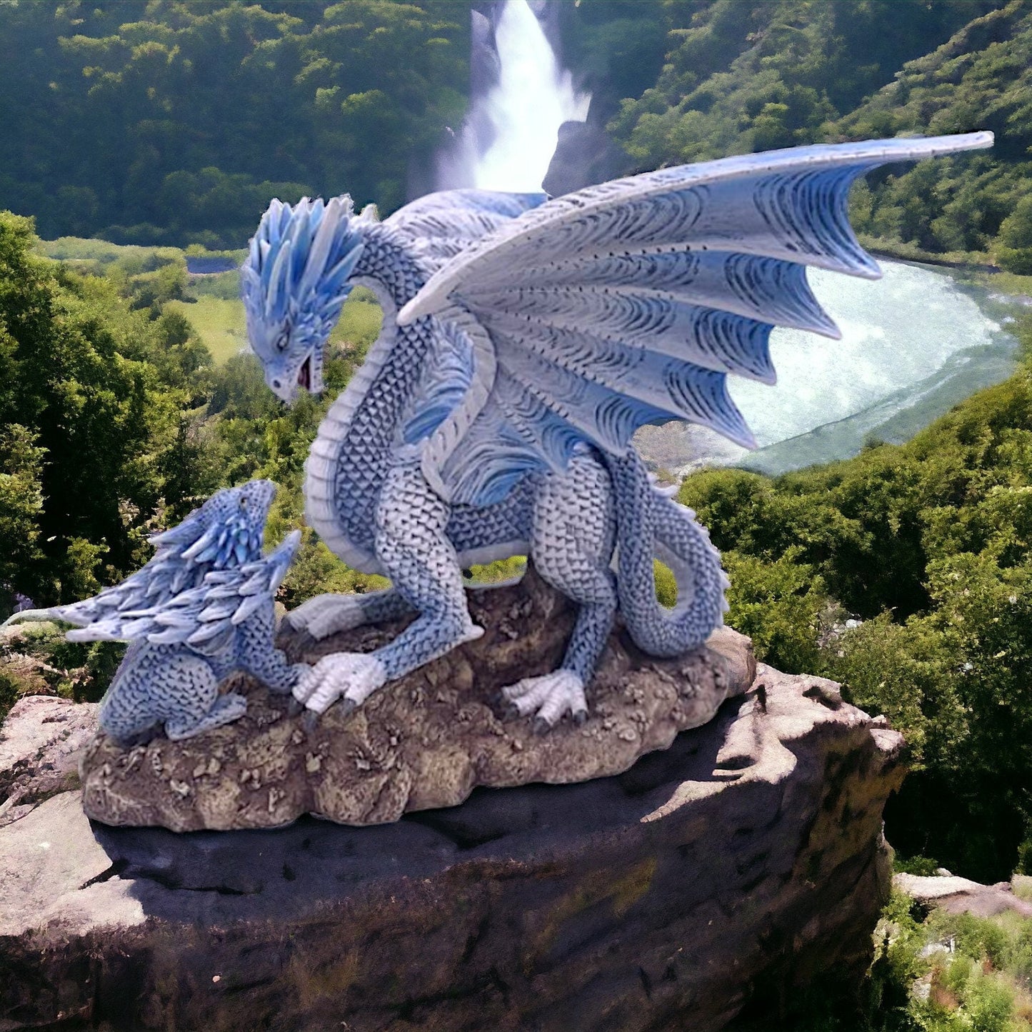 Figurine enchanteresse de dragon bleu céleste et de son nouveau-né, sculpture de dragon fantastique mystique pour décoration d'intérieur, art fantastique de collection unique