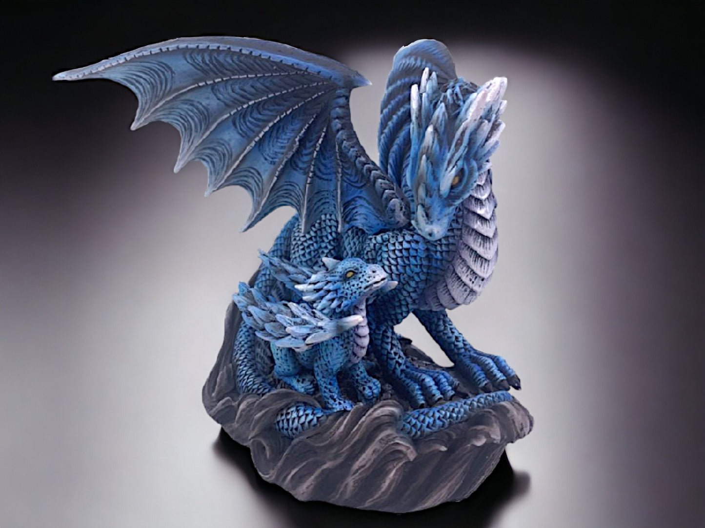 Figurine de dragon gardien azur et de son nouveau-né, statue de dragon saphir mythique, ornement de créature fantastique enchanteur, décor de dragon magique