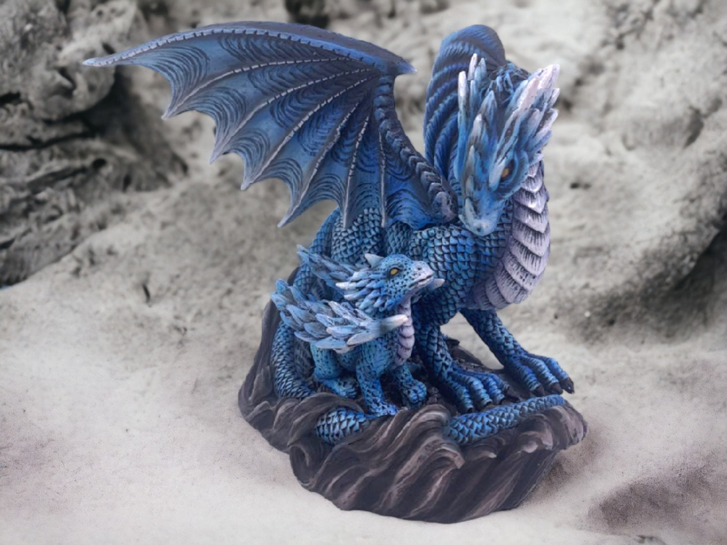 Figurine de dragon gardien azur et de son nouveau-né, statue de dragon saphir mythique, ornement de créature fantastique enchanteur, décor de dragon magique