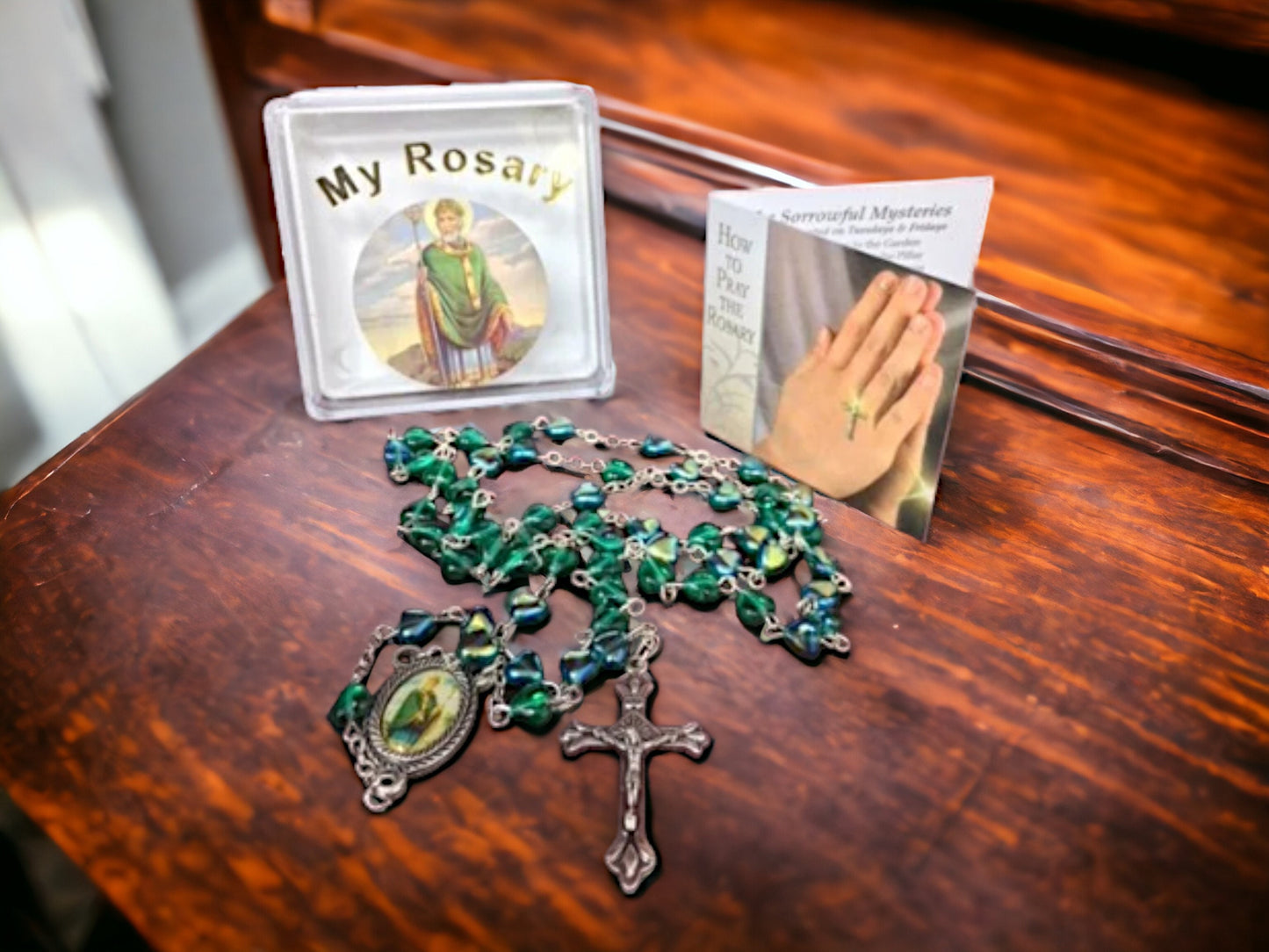 Irischer St. Patrick-Rosenkranz aus Glas in Herzform – katholischer Gebetsrosenkranz mit schillernden grünen Herzen, inkl. Gebetskarte und Erinnerungsbox