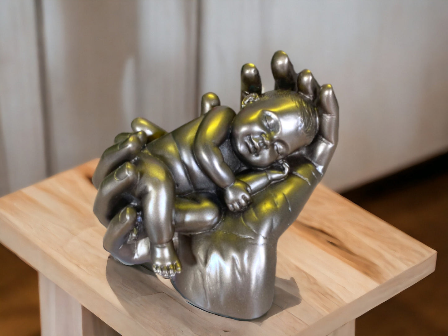 Elegante Babyskulptur aus Kunstharz in Bronzeoptik – wertvolles Andenken für frischgebackene Eltern, perfektes Geschenk für werdende Paare