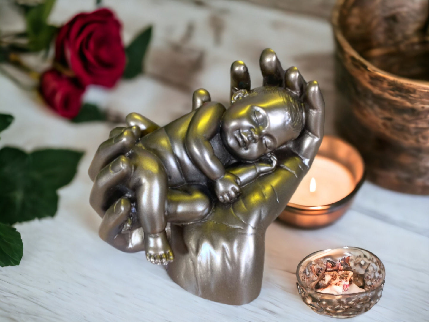 Elegante Babyskulptur aus Kunstharz in Bronzeoptik – wertvolles Andenken für frischgebackene Eltern, perfektes Geschenk für werdende Paare