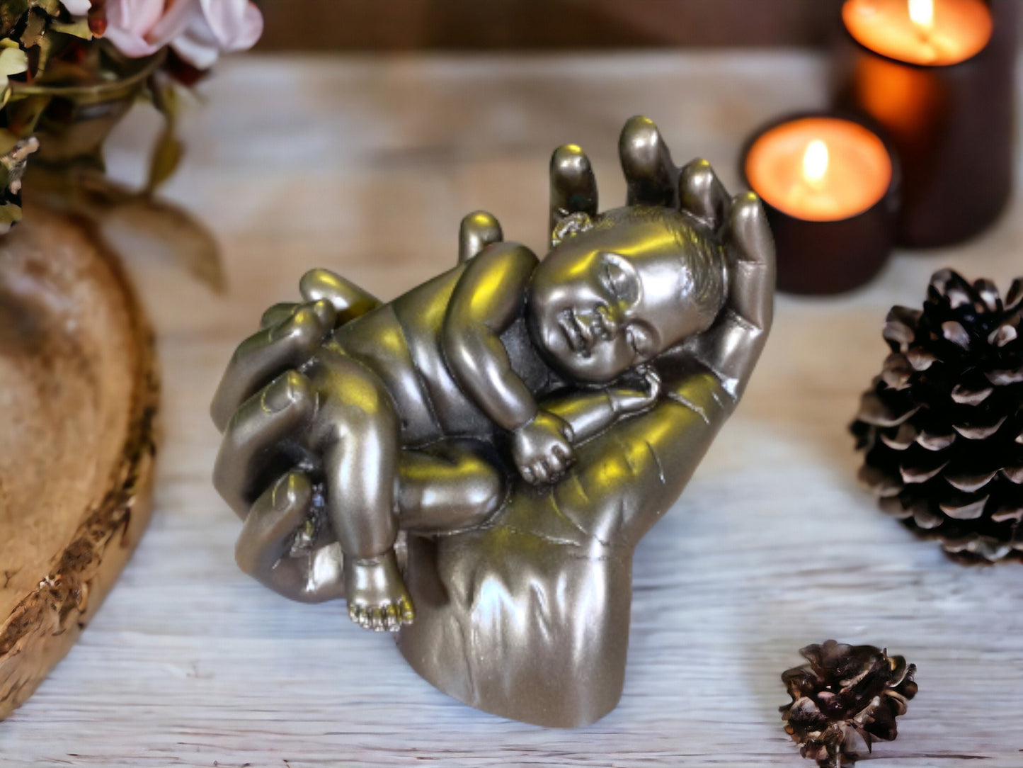 Élégante sculpture de bébé en résine effet bronze - Souvenir précieux pour les nouveaux parents, cadeau parfait pour les futurs couples