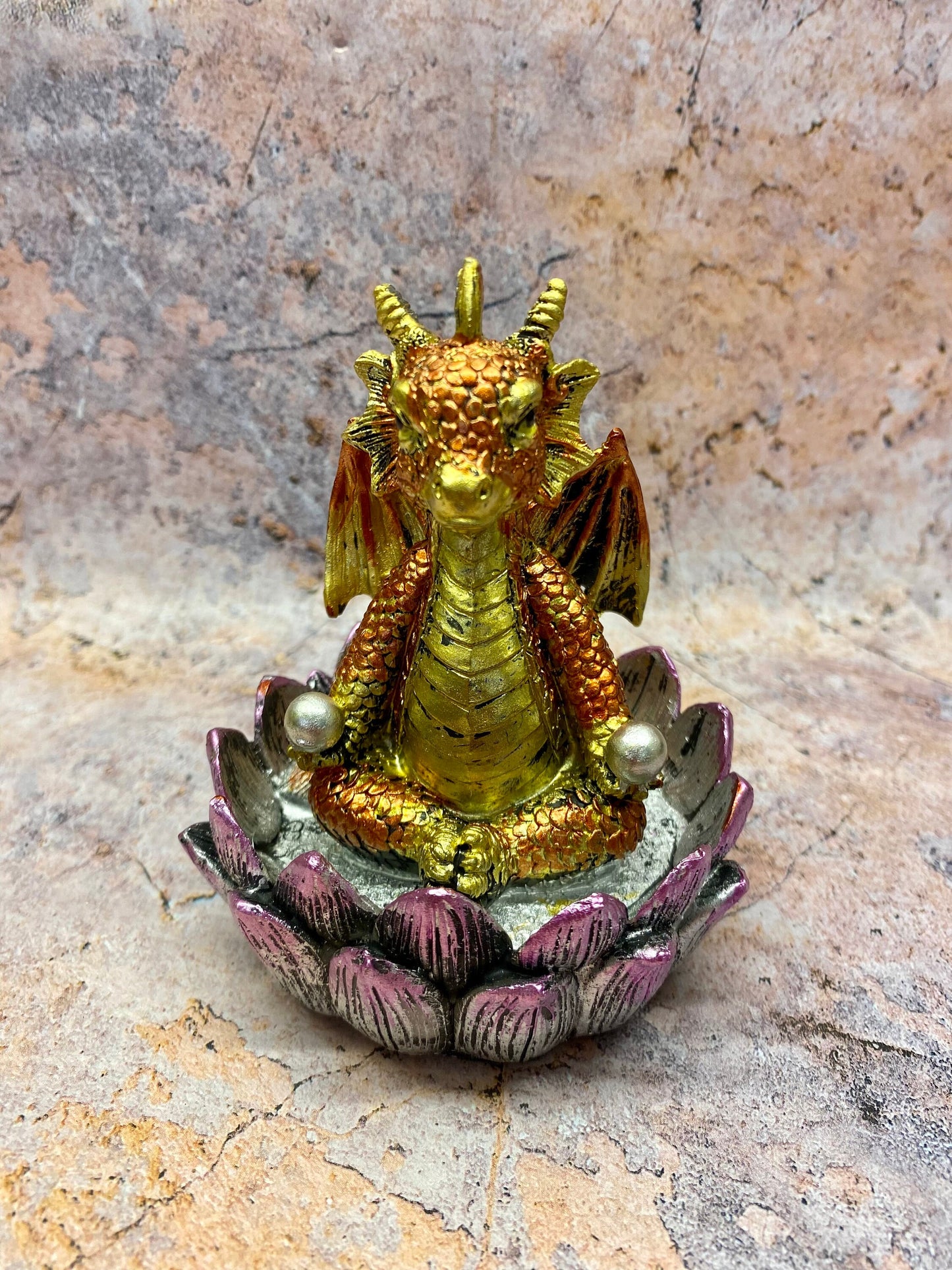 Goldene Drachenfigur in Form eines Lotusthrons – Mystische Drachenstatue aus Kunstharz für Heimdekoration und Verzauberung, 10 cm