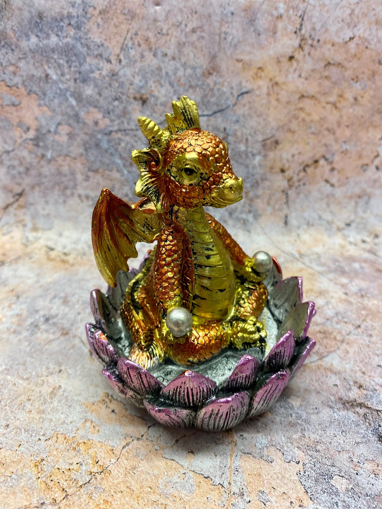 Figurine de trône de lotus de dragon doré - Statue de dragon mystique en résine pour la décoration et l'enchantement de la maison, 10 cm