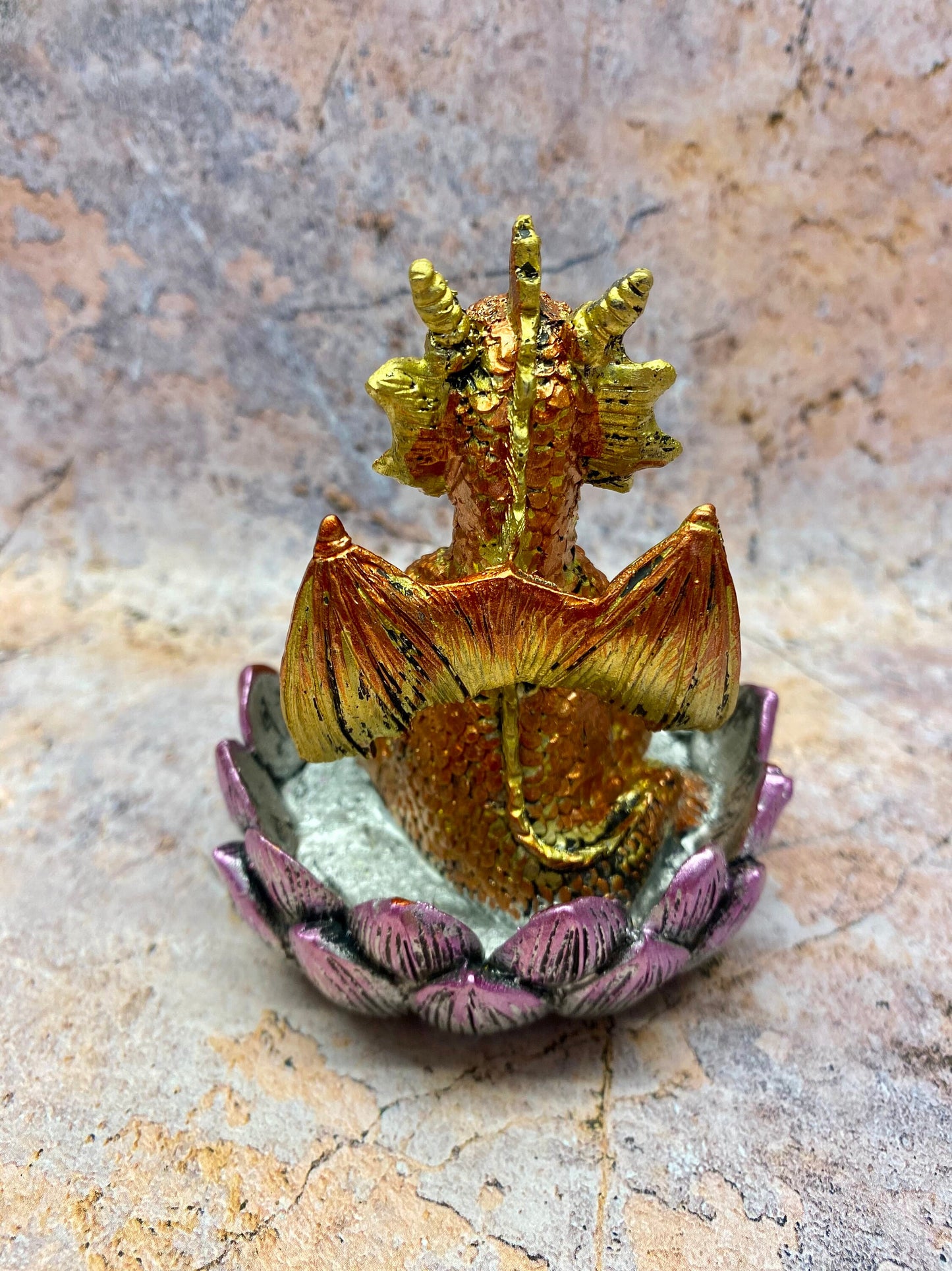 Goldene Drachenfigur in Form eines Lotusthrons – Mystische Drachenstatue aus Kunstharz für Heimdekoration und Verzauberung, 10 cm