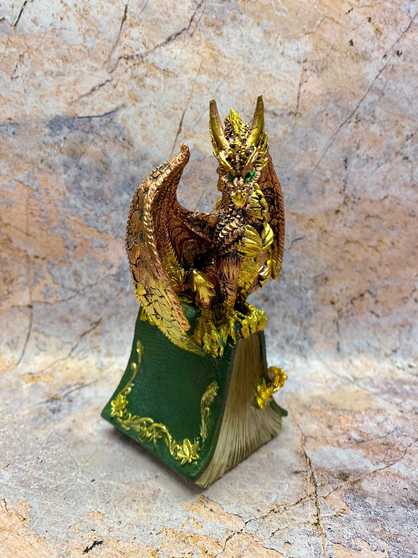 Zauberhafter Waldwächterdrache - Majestätische Drachenstatue aus Kunstharz, 16 cm hoch, handbemalt in Grün und Gold, mythische Heimdekoration