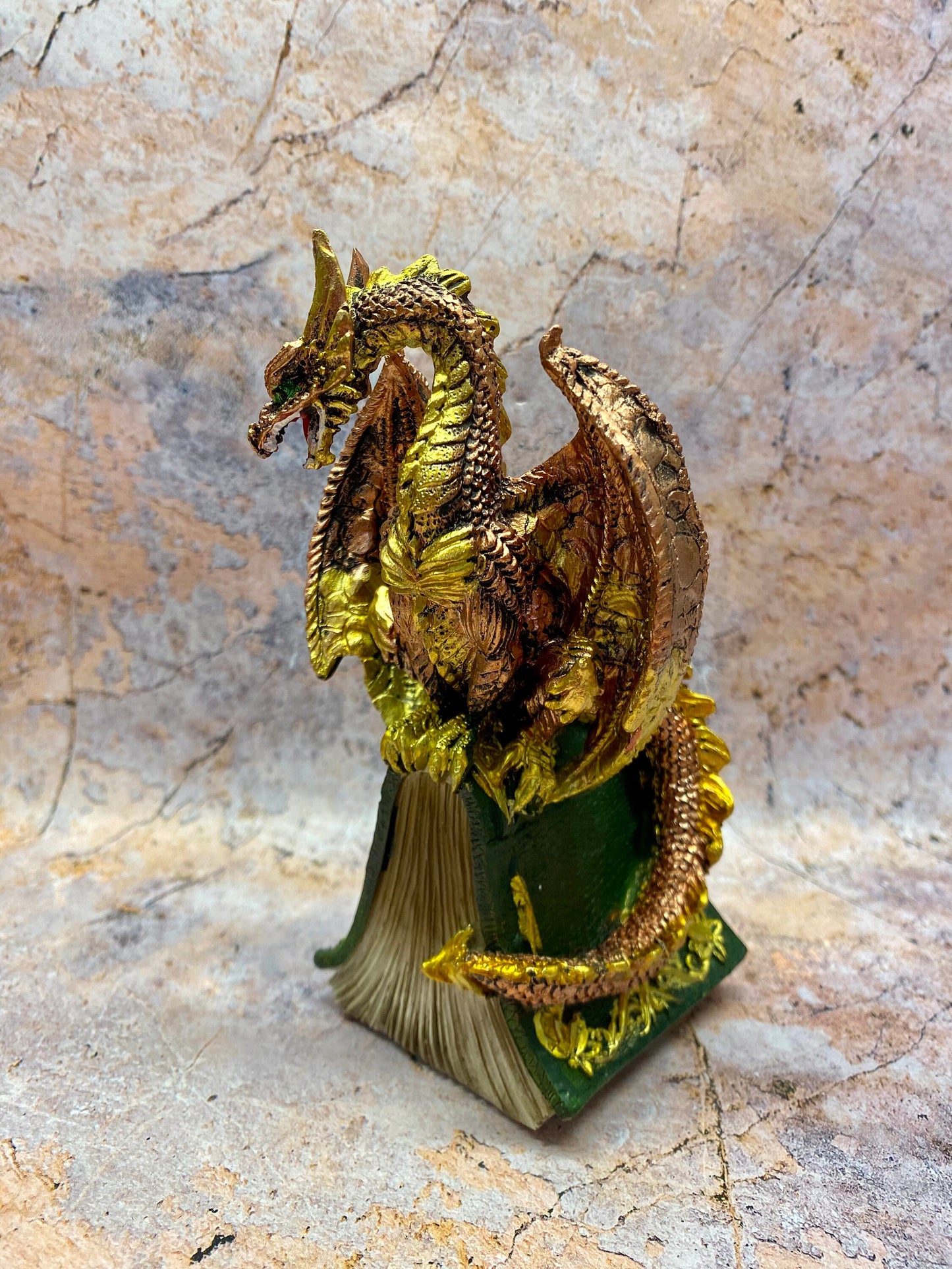 Dragon gardien de la forêt enchantée - Statue de dragon majestueuse en résine, 16 cm de haut, peinte à la main en vert et or, décoration d'intérieur mythique