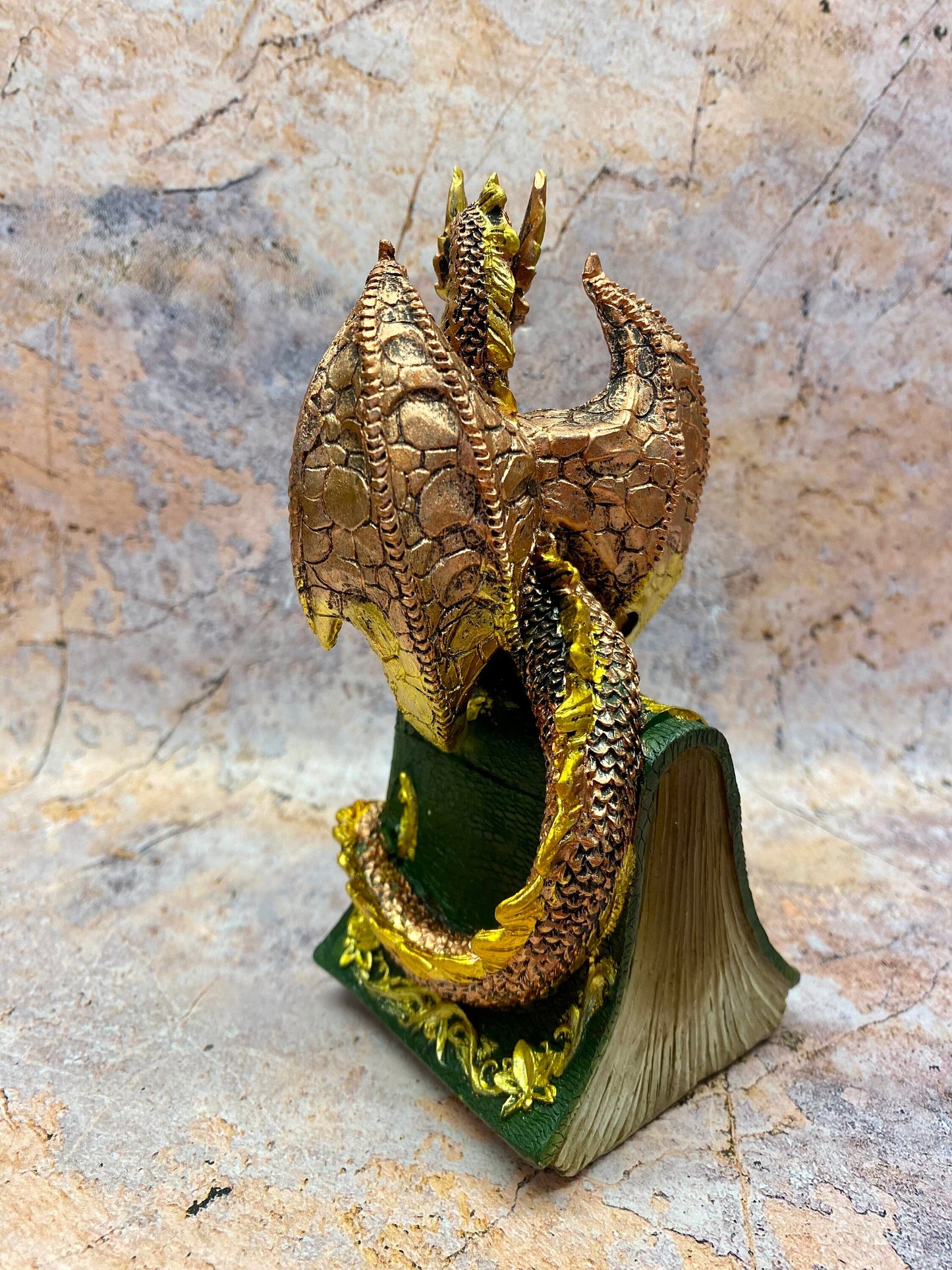 Dragon gardien de la forêt enchantée - Statue de dragon majestueuse en résine, 16 cm de haut, peinte à la main en vert et or, décoration d'intérieur mythique