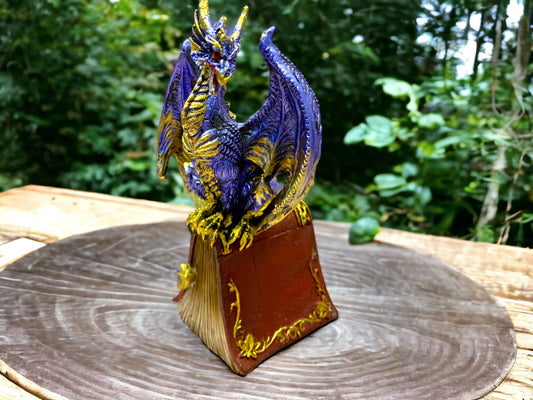 Mystischer Saphir-Wächterdrache auf verzaubertem Foliant – handbemalte Drachenfigur aus Kunstharz, 16 cm, Fantasy-Heimdekoration