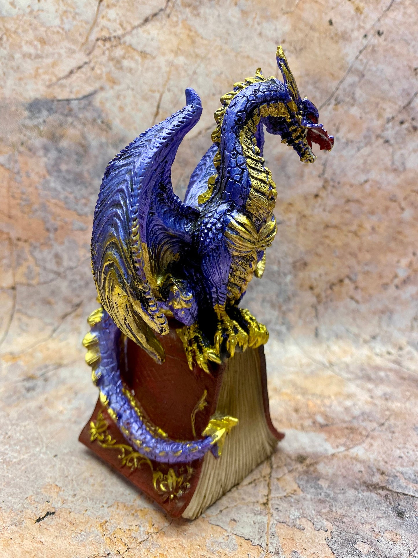 Dragon gardien saphir mystique sur tome enchanté - Figurine de dragon en résine peinte à la main, 16 cm, décoration d'intérieur fantastique