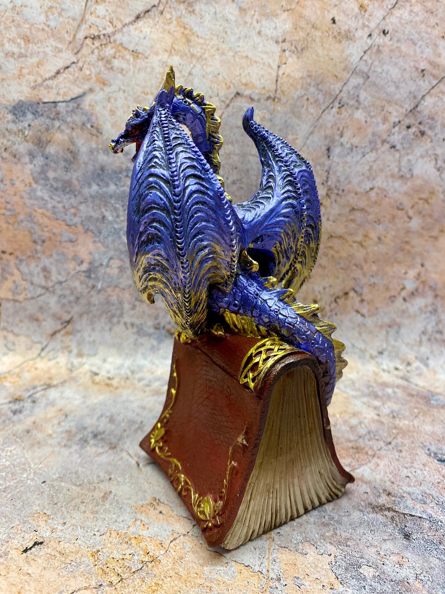 Dragon gardien saphir mystique sur tome enchanté - Figurine de dragon en résine peinte à la main, 16 cm, décoration d'intérieur fantastique