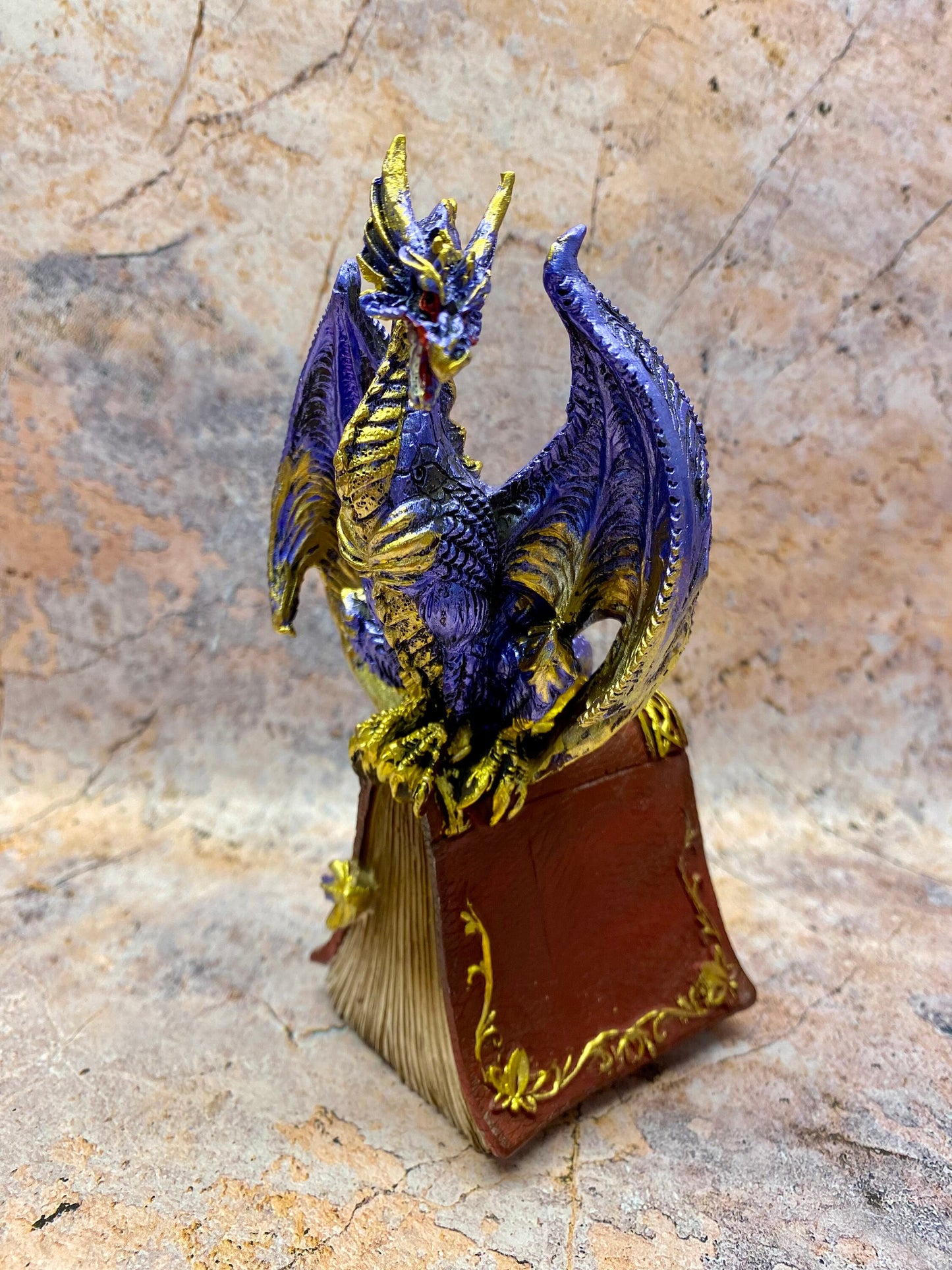 Mystischer Saphir-Wächterdrache auf verzaubertem Foliant – handbemalte Drachenfigur aus Kunstharz, 16 cm, Fantasy-Heimdekoration