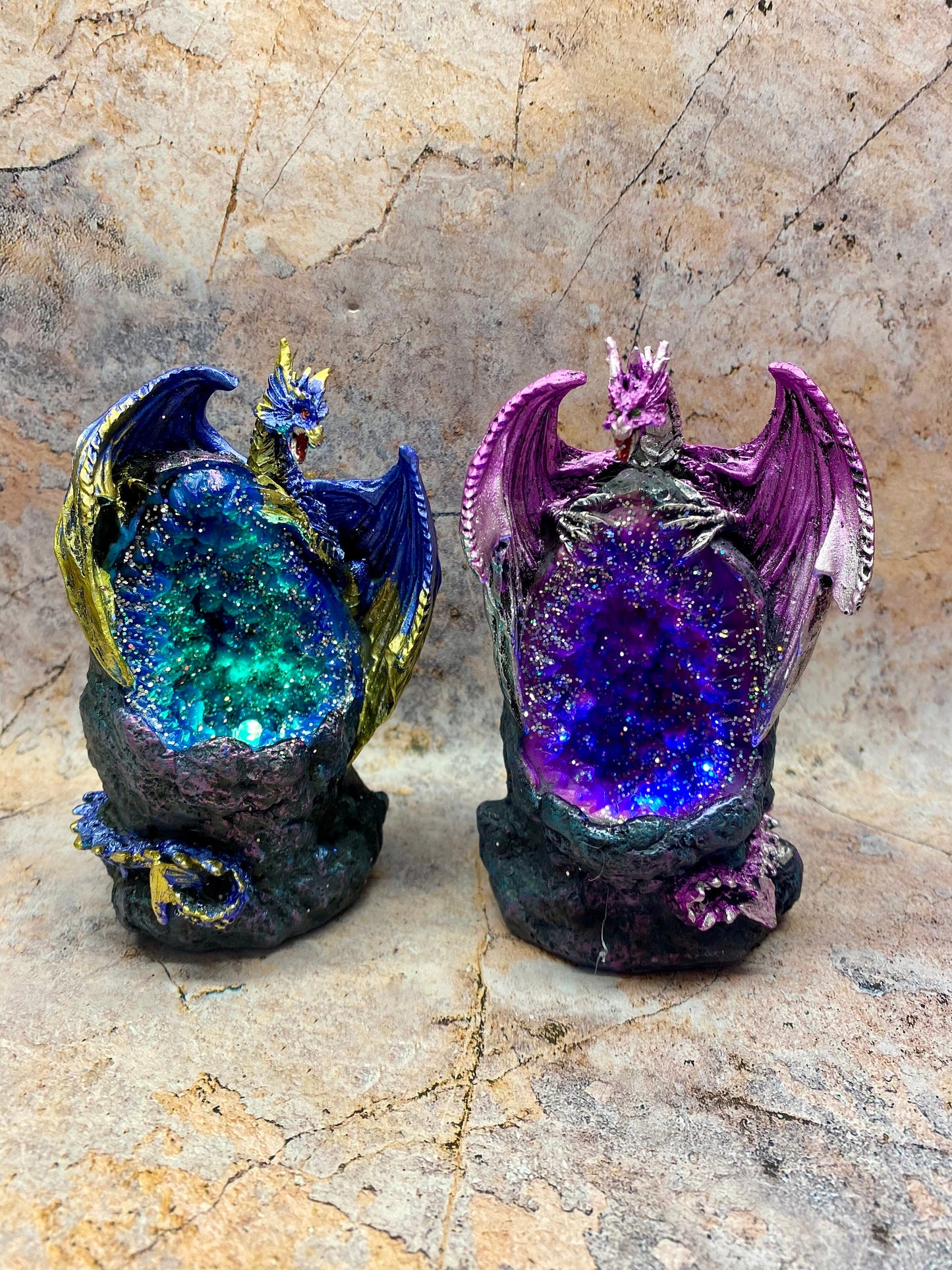 Bezauberndes Paar LED-Drachenfiguren – beleuchtete Zwillingsdrachen aus Kunstharz mit Glitzerkristallen, Fantasy-Heimdekor, 11 cm großes magisches Duo