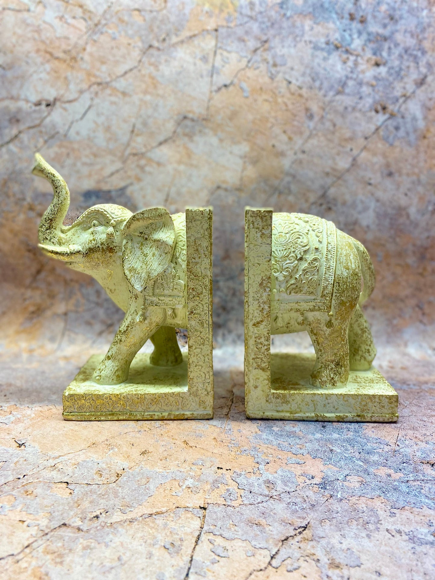 Regal Elephant Bookends, Exquisite Carved Resin, 17.5x9cm – Elegant Bookshelf Decor and Organizational Accent