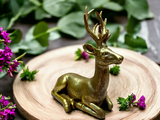 Statue de cerf en résine exquise, figurine élégante de cerf des bois – Décoration d'intérieur rustique sur le thème de la faune, parfaite pour les espaces sur le thème de la nature et les amoureux des animaux