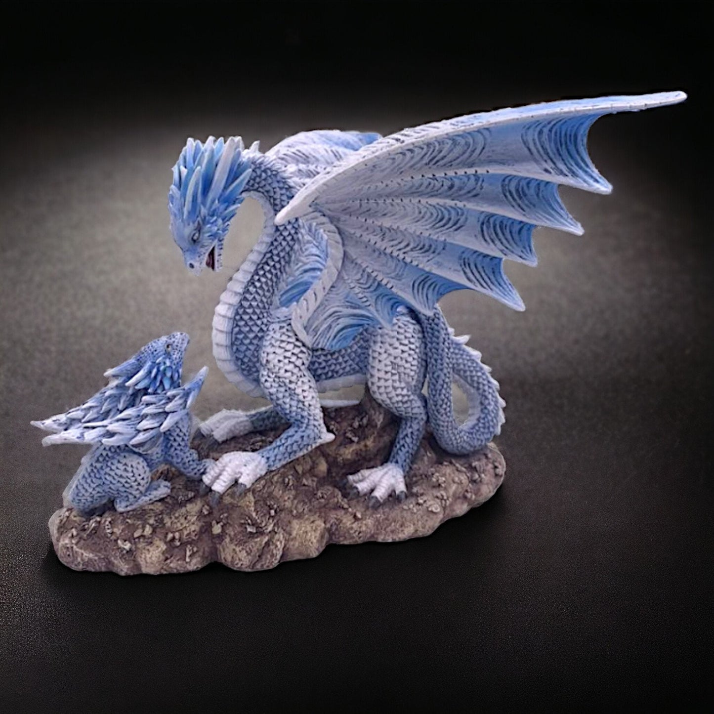 Figurine enchanteresse de dragon bleu céleste et de son nouveau-né, sculpture de dragon fantastique mystique pour décoration d'intérieur, art fantastique de collection unique