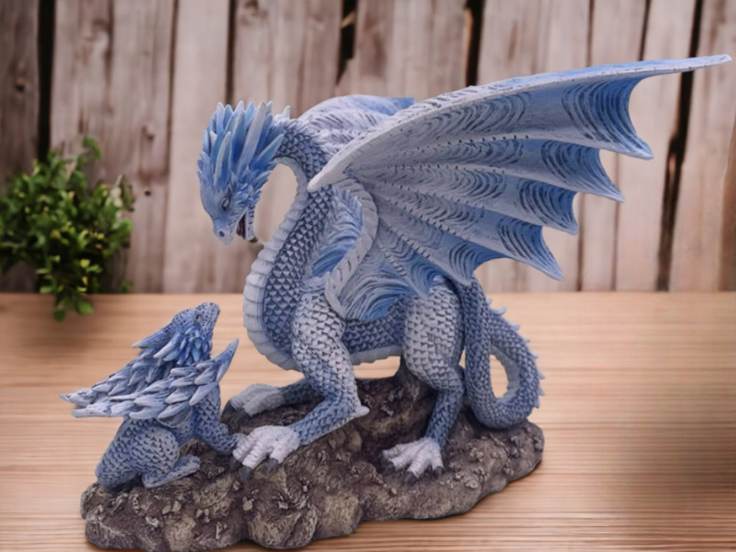 Figurine enchanteresse de dragon bleu céleste et de son nouveau-né, sculpture de dragon fantastique mystique pour décoration d'intérieur, art fantastique de collection unique