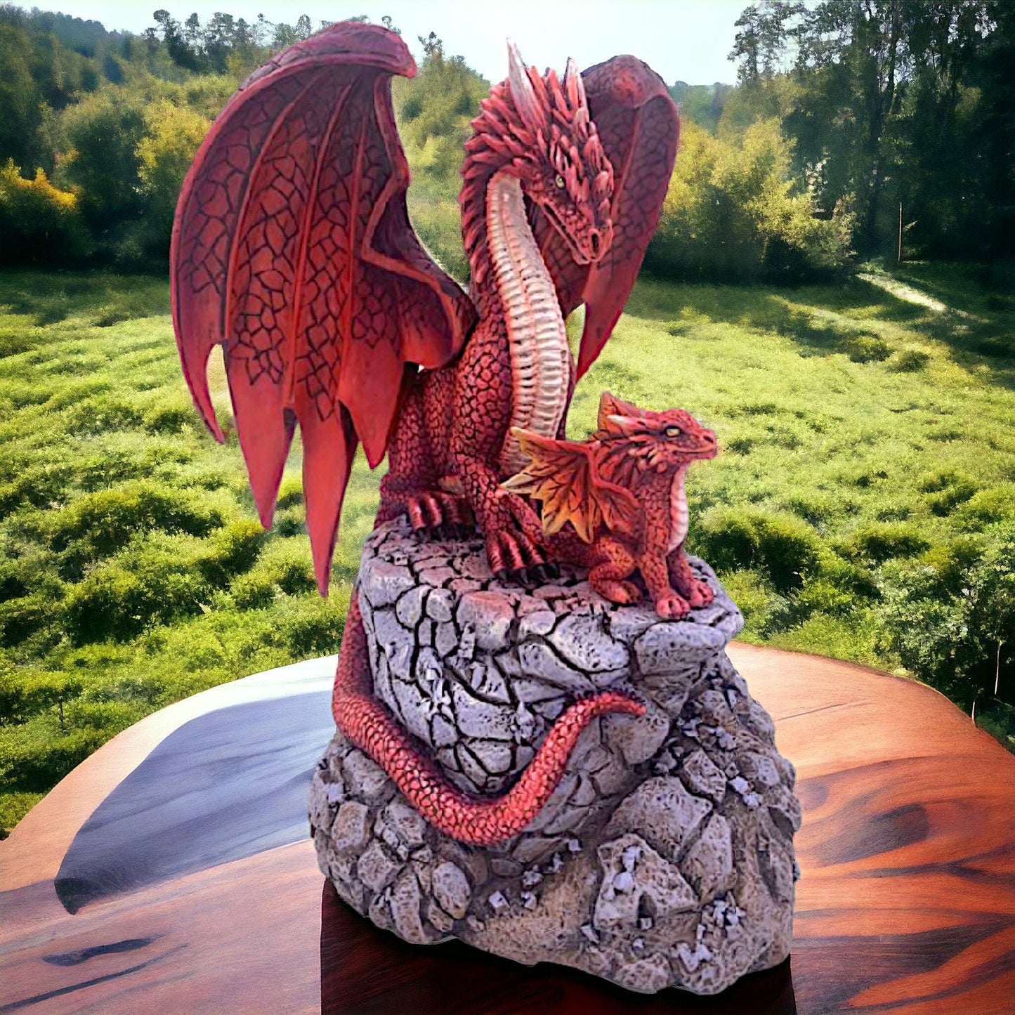 Bezaubernde Figur eines roten Drachen mit Jungtier – handgefertigte Statue eines mythischen Tieres als Fantasy-Dekor – Drachenskulptur aus Kunstharz zum Sammeln