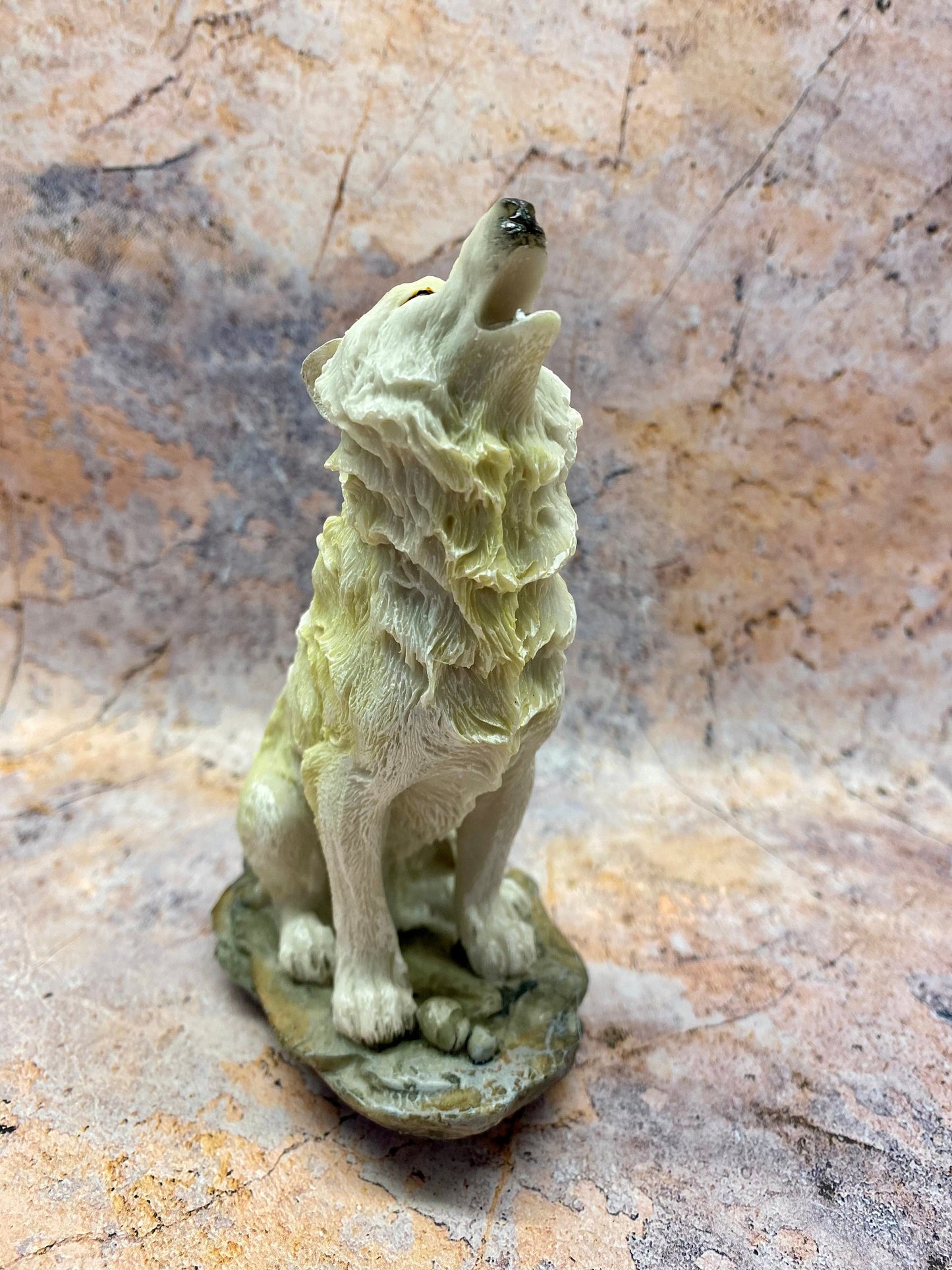 Majestätische Wolfsstatue aus Kunstharz – Heulende Wildnisfigur, naturalistische Tierskulptur, rustikale Heimdekoration, 14 x 11 cm