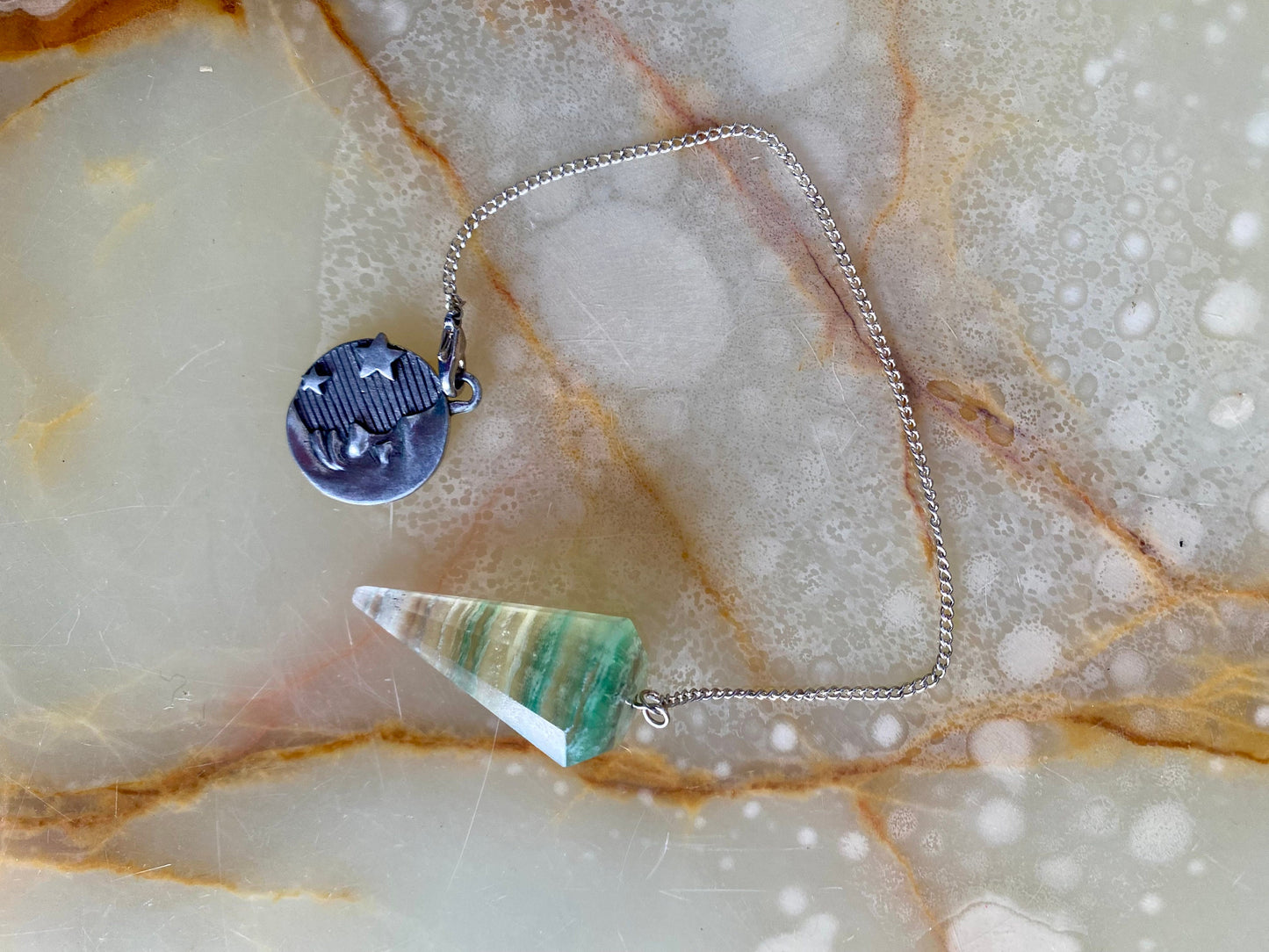 Pendule en cristal de fluorite avec breloque de lune céleste - Pendule de divination par étoile guide, outil de radiesthésie spirituelle, chaîne de guérison intuitive