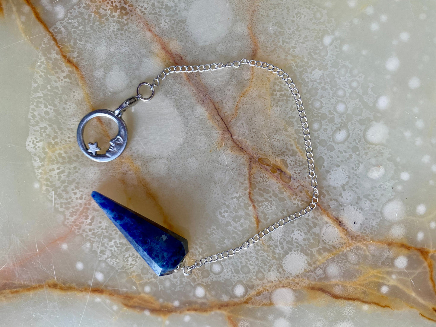 Pendule en lapis-lazuli avec breloque lunaire – Chaîne céleste de guidage, pendule de divination intuitive, illumination spirituelle, outil de radiesthésie