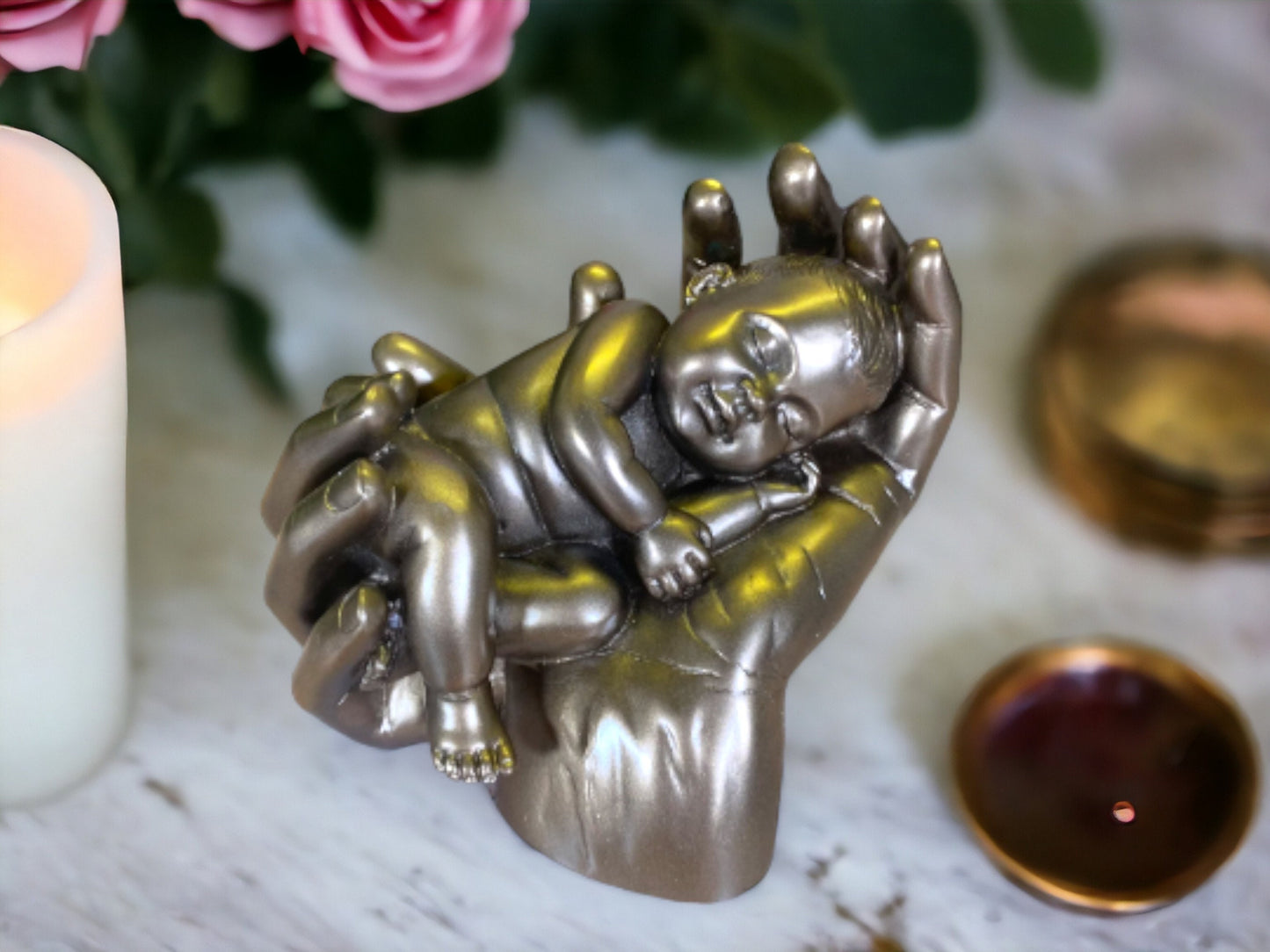 Elegante Babyskulptur aus Kunstharz in Bronzeoptik – wertvolles Andenken für frischgebackene Eltern, perfektes Geschenk für werdende Paare