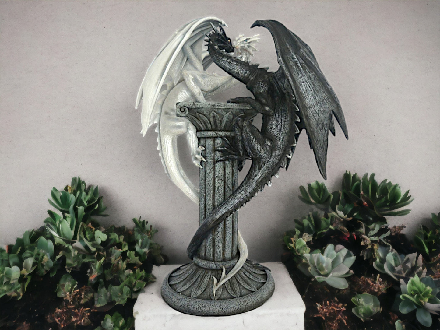 Skulptur einer epischen Drachenschlacht – einfarbige Fantasy-Statue aus Kunstharz – majestätisches Drachenduell-Ornament – ​​handbemaltes Dekor – 50 cm