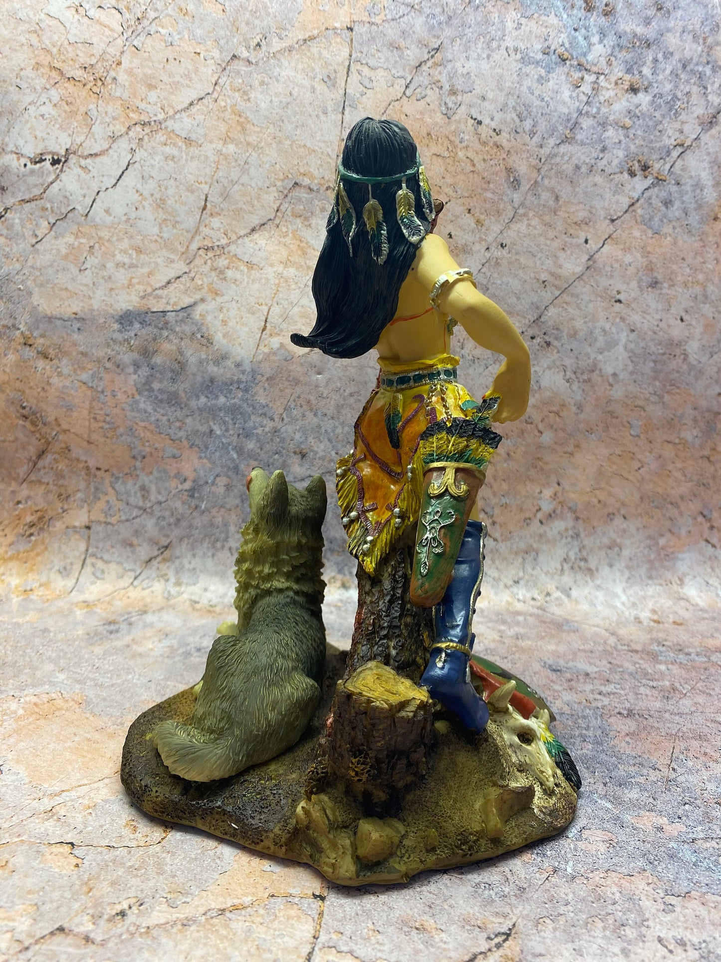 Statue einer widerstandsfähigen Stammeskriegerin mit treuem Wolf, exquisite Kunstharzverarbeitung, 22 x 17 cm – Stärkende Heimdekoration