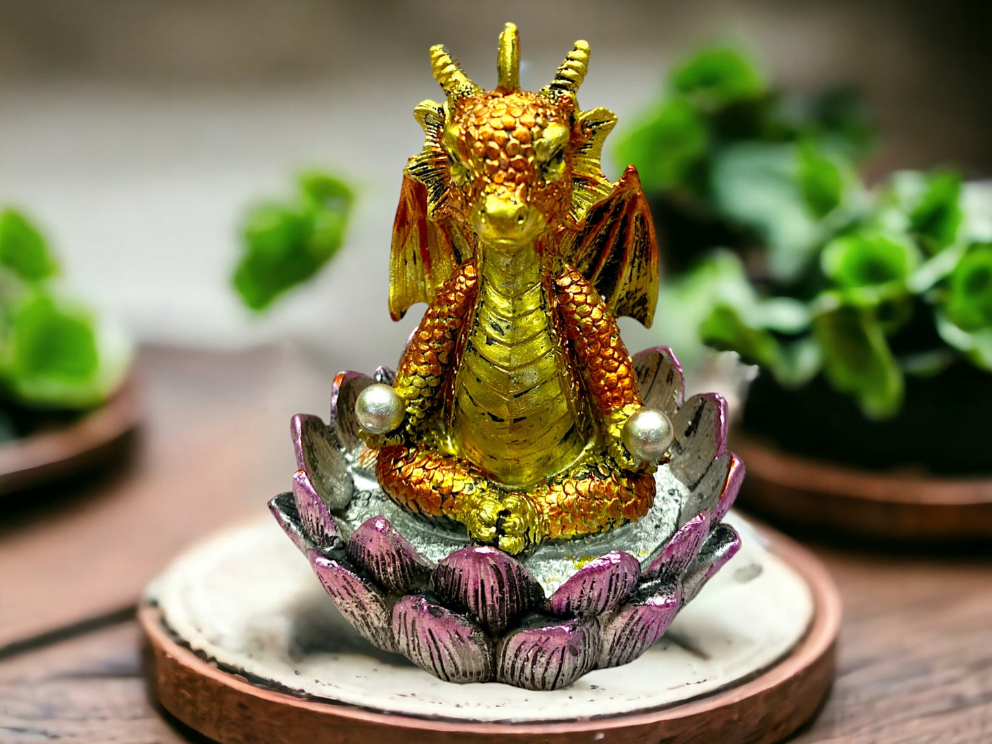 Goldene Drachenfigur in Form eines Lotusthrons – Mystische Drachenstatue aus Kunstharz für Heimdekoration und Verzauberung, 10 cm