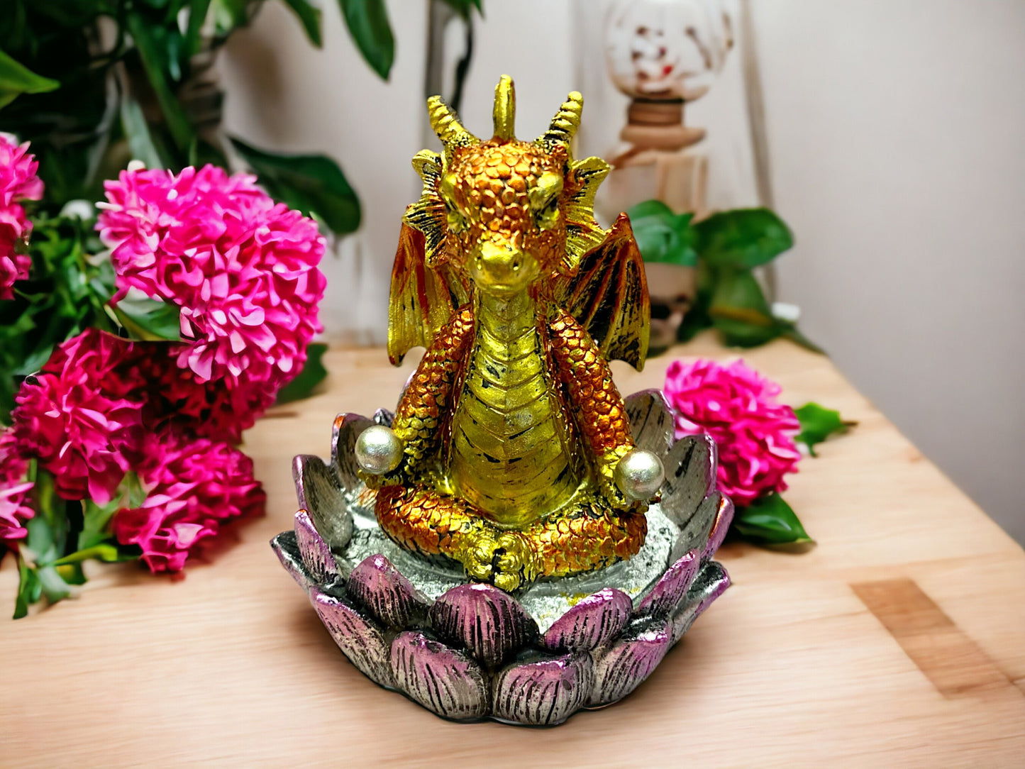 Goldene Drachenfigur in Form eines Lotusthrons – Mystische Drachenstatue aus Kunstharz für Heimdekoration und Verzauberung, 10 cm