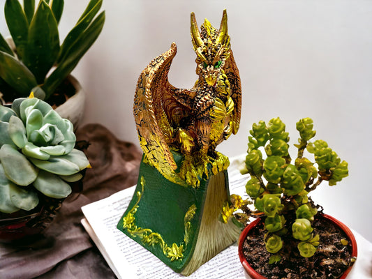 Dragon gardien de la forêt enchantée - Statue de dragon majestueuse en résine, 16 cm de haut, peinte à la main en vert et or, décoration d'intérieur mythique