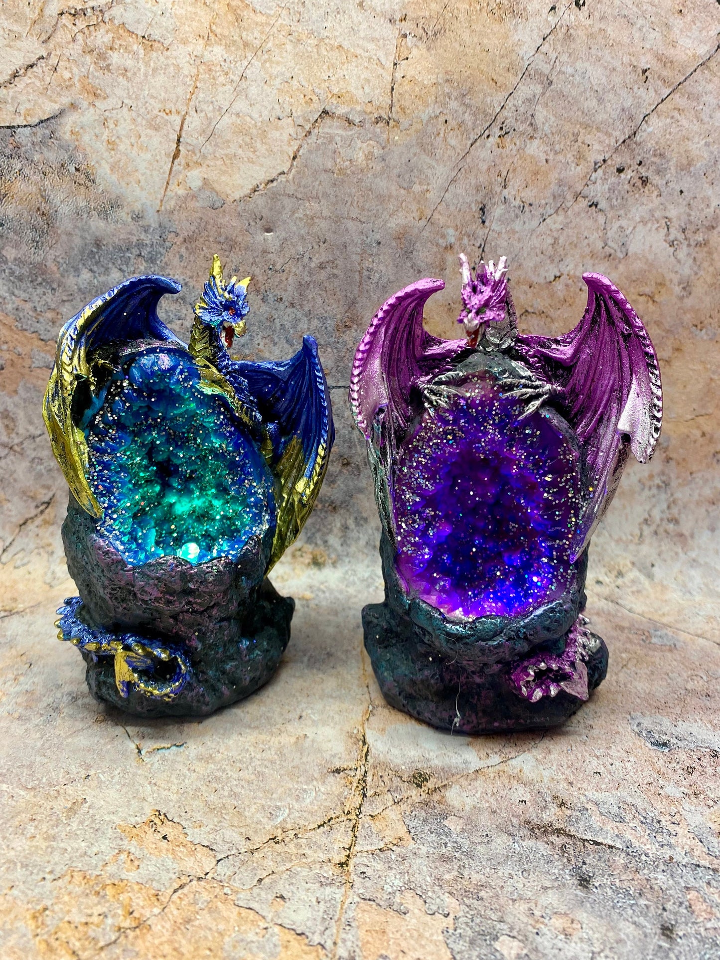 Paire de figurines de dragon à LED enchanteresses - Dragons jumeaux en résine illuminés avec cristaux scintillants, décoration d'intérieur fantastique, duo magique de 11 cm