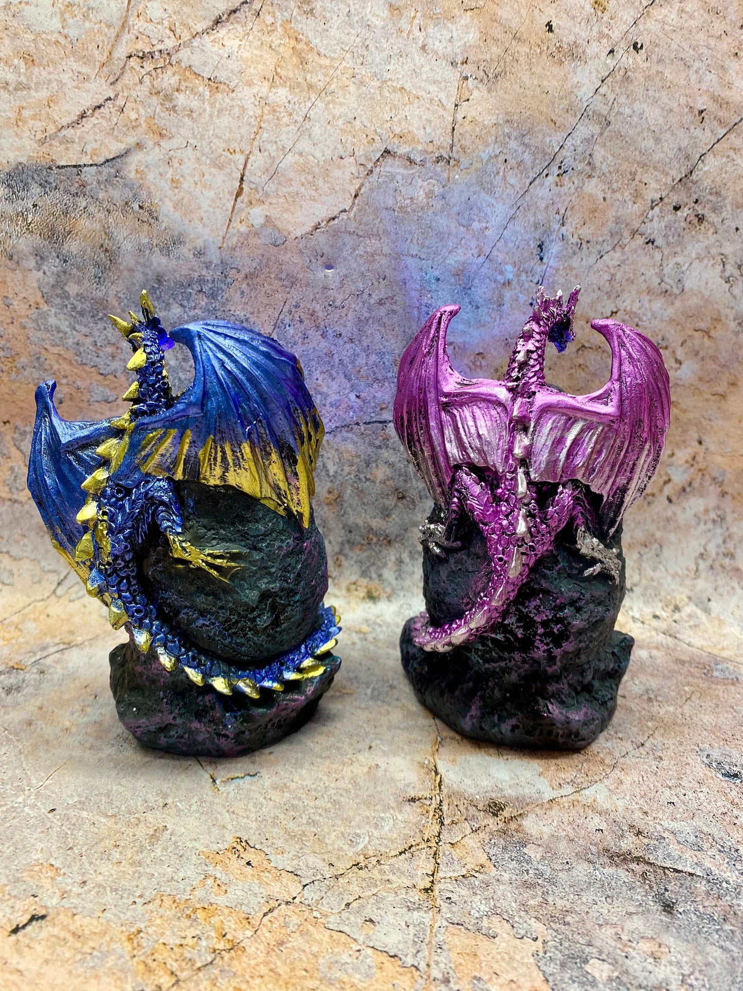 Bezauberndes Paar LED-Drachenfiguren – beleuchtete Zwillingsdrachen aus Kunstharz mit Glitzerkristallen, Fantasy-Heimdekor, 11 cm großes magisches Duo