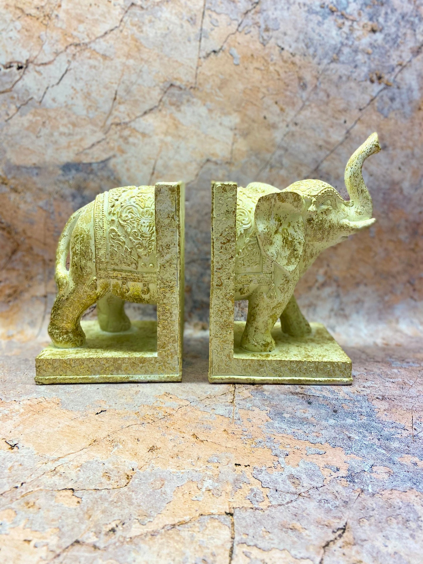 Regal Elephant Bookends, Exquisite Carved Resin, 17.5x9cm – Elegant Bookshelf Decor and Organizational Accent