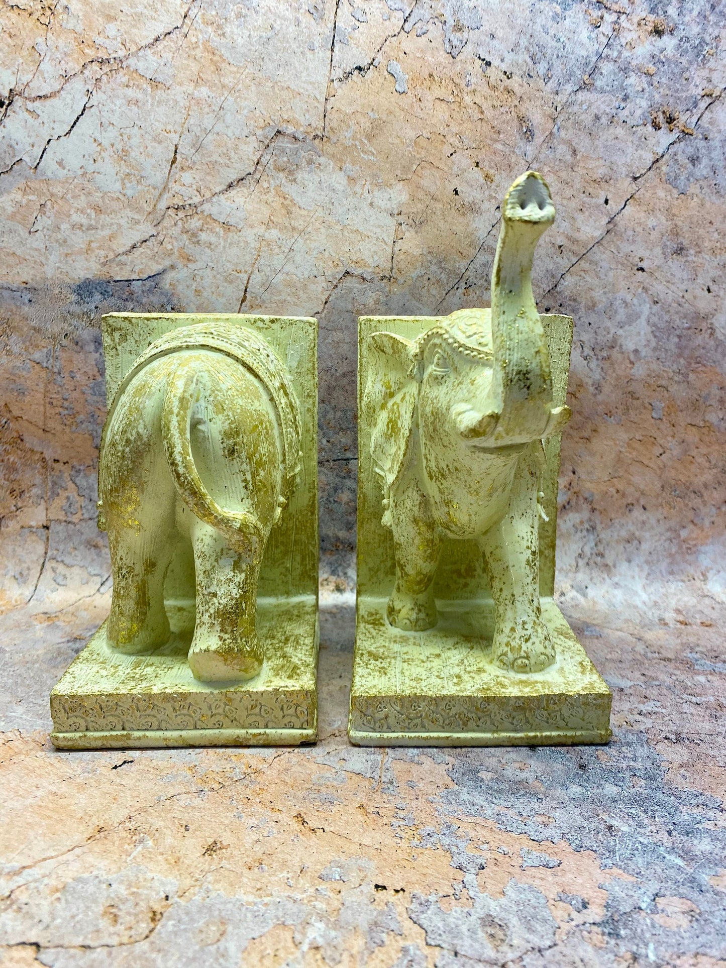 Regal Elephant Bookends, Exquisite Carved Resin, 17.5x9cm – Elegant Bookshelf Decor and Organizational Accent