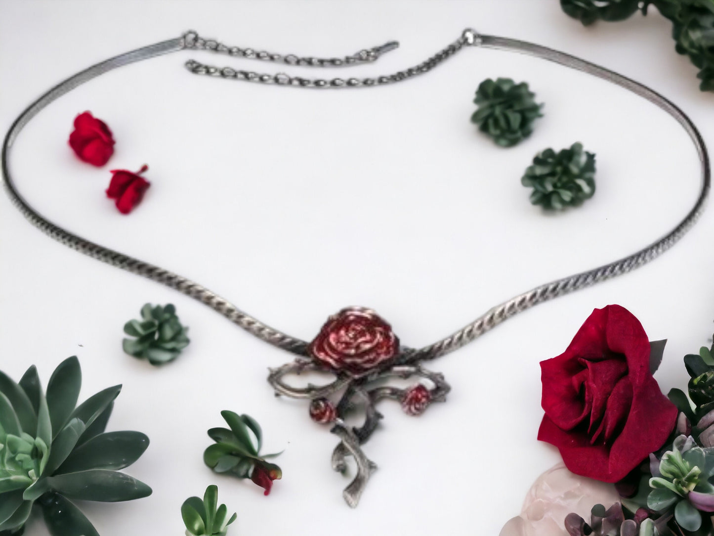 Collier élégant avec diadème Aphrodite - Collier ras du cou en métal pour cérémonie de jeûne à la main avec détails roses, coiffe de mariée romantique, bijoux enchanteurs